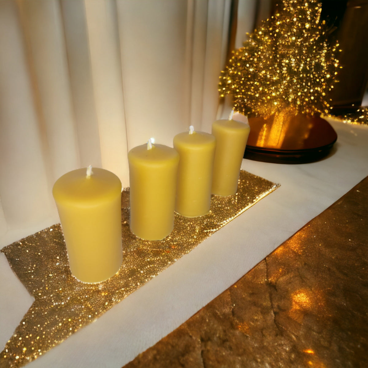 4 gelbe Bienenwachskerzen (9 cm) als nachhaltige Tischdekoration für Advent und Winter.
