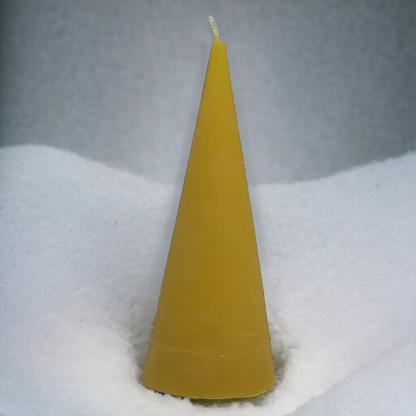 Kegelkerze aus Bienenwachs