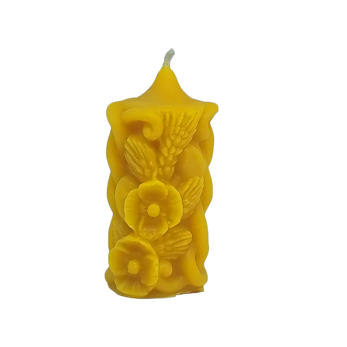 Eine kunstvoll gestaltete, zylindrische Bienenwachskerze in Gelb mit plastischen Blumen- und Getreidemotiven auf der Vorderseite sowie einem Docht an der spitzen Oberseite.