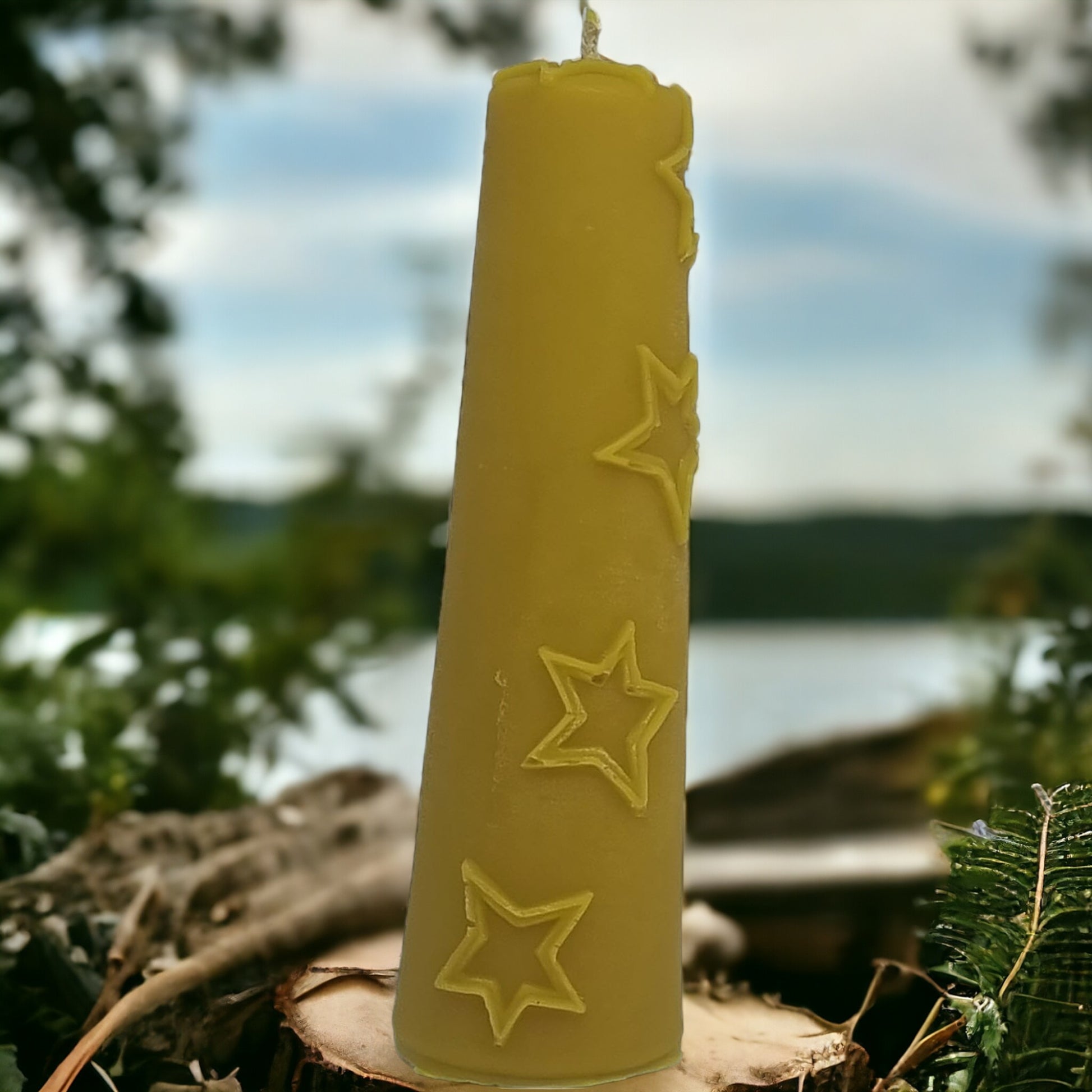 Stumpenkerze mit Sternen aus Bienenwachs