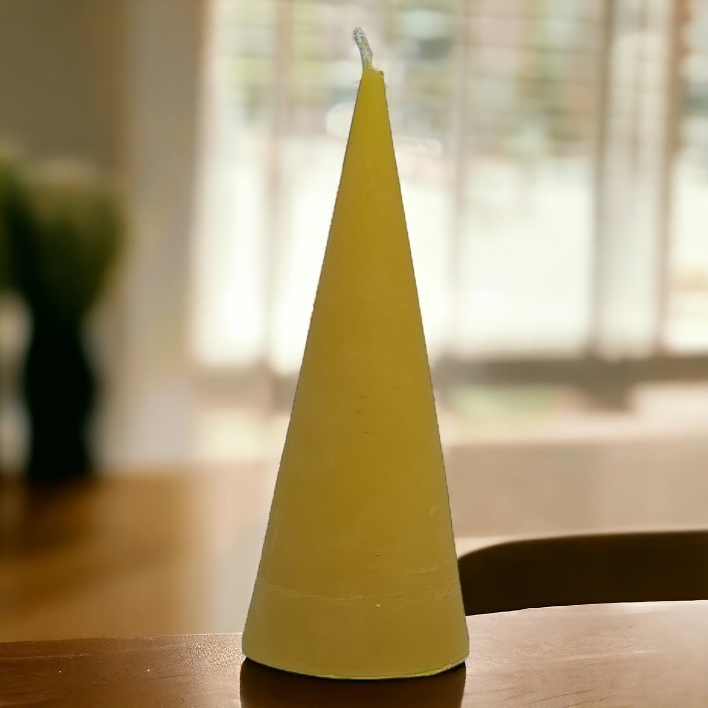 Kegelkerze aus Bienenwachs