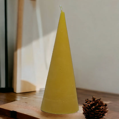 Kegelkerze im Raum für Ambiente 