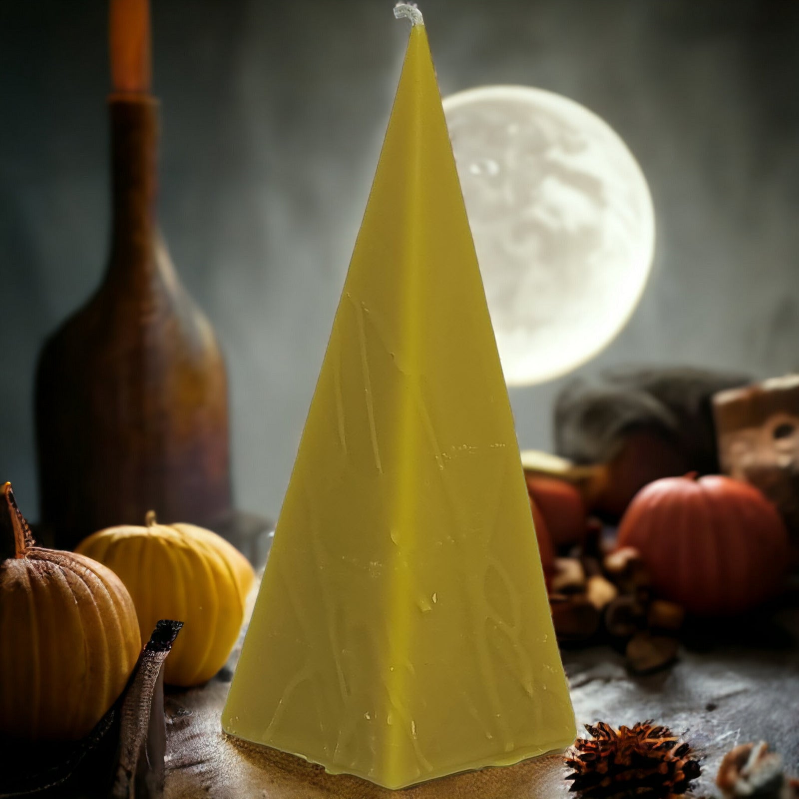 Pyramide aus Bienenwachs