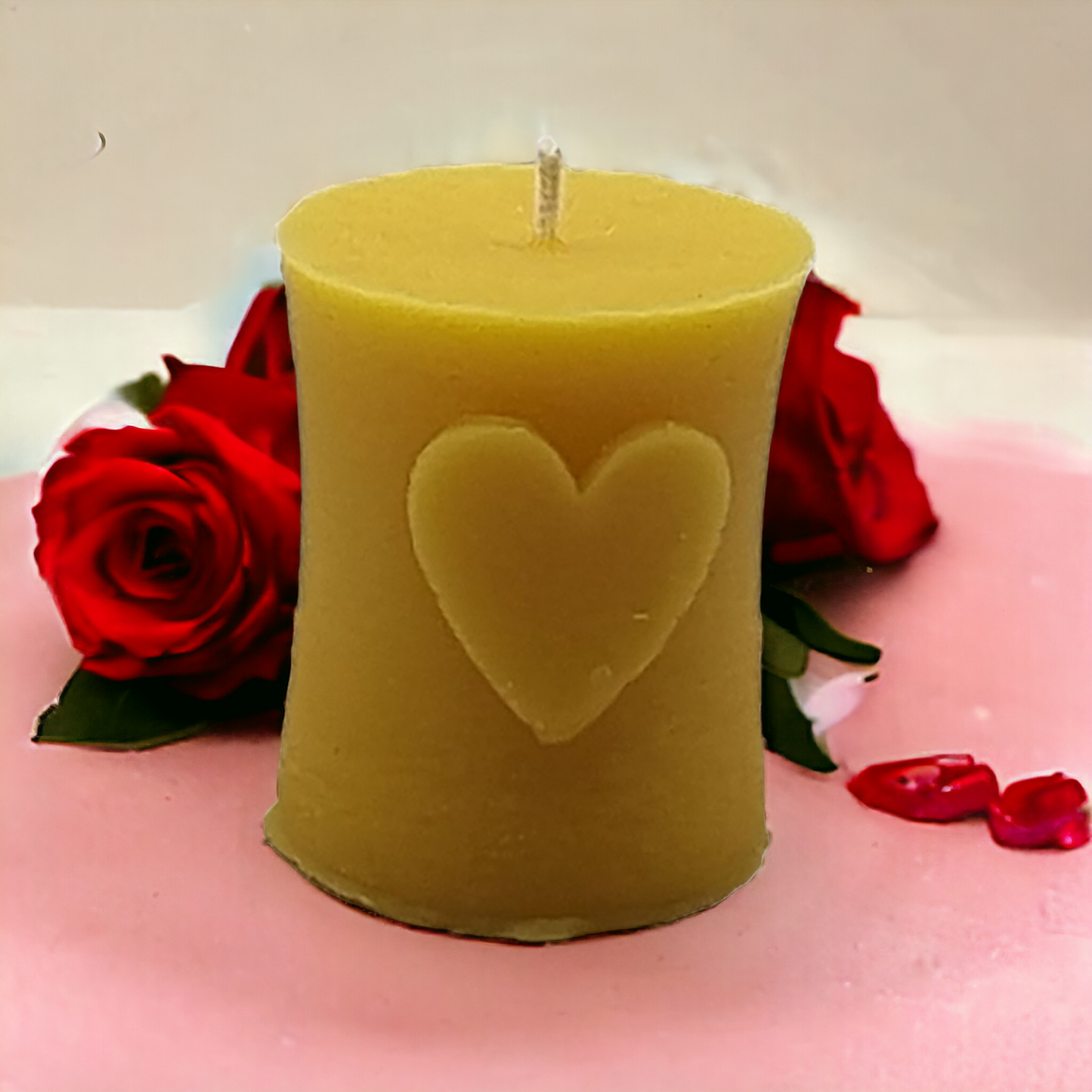 Kerze mit Herz aus Bienenwachs