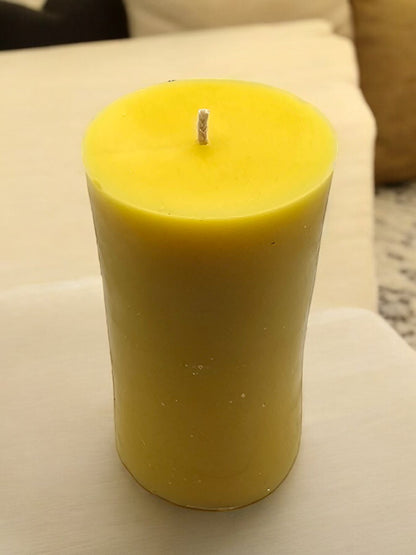 Bienenwachskerze in Zylinderform
