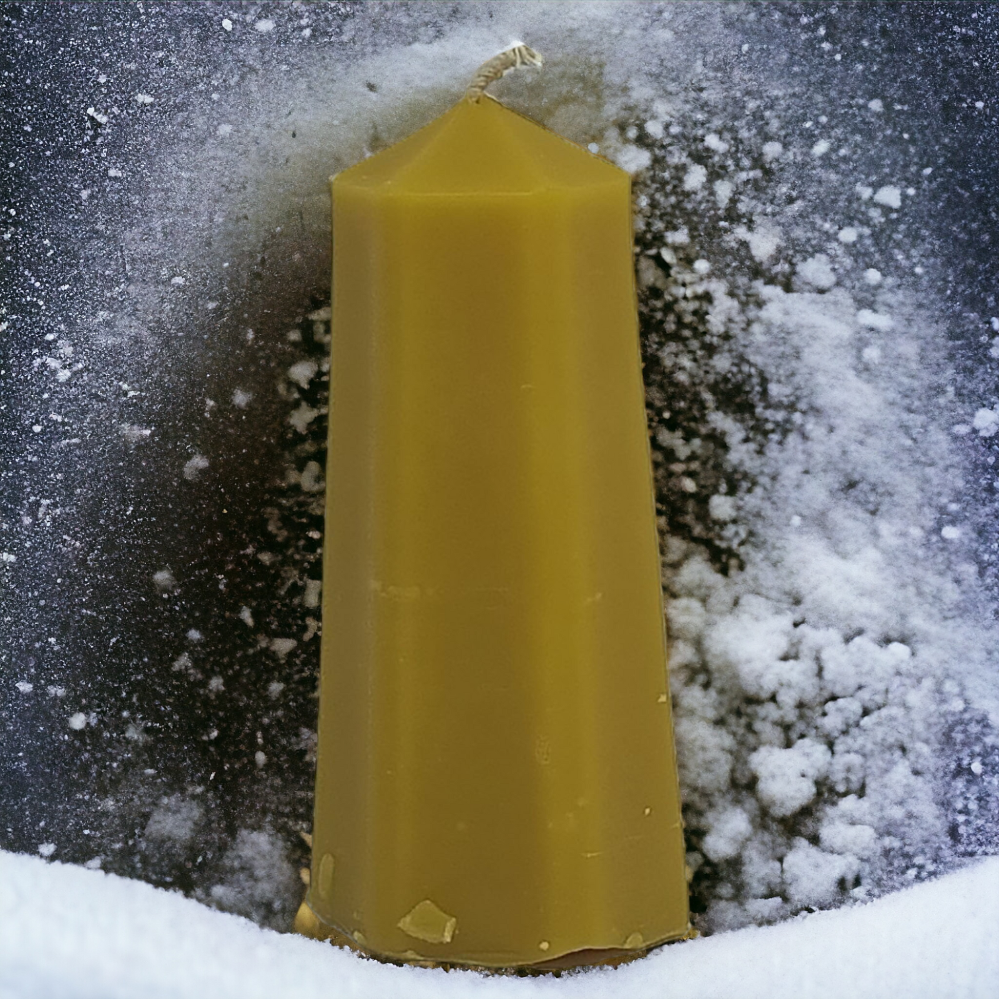 Moderne Kerze aus Bienenwachs