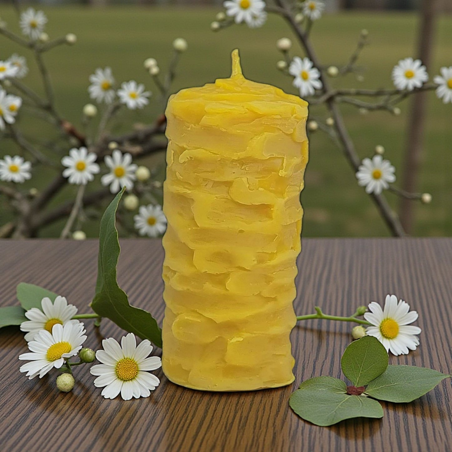 Handgefertigte Strukturkerze aus reinem Bienenwachs 13 cm