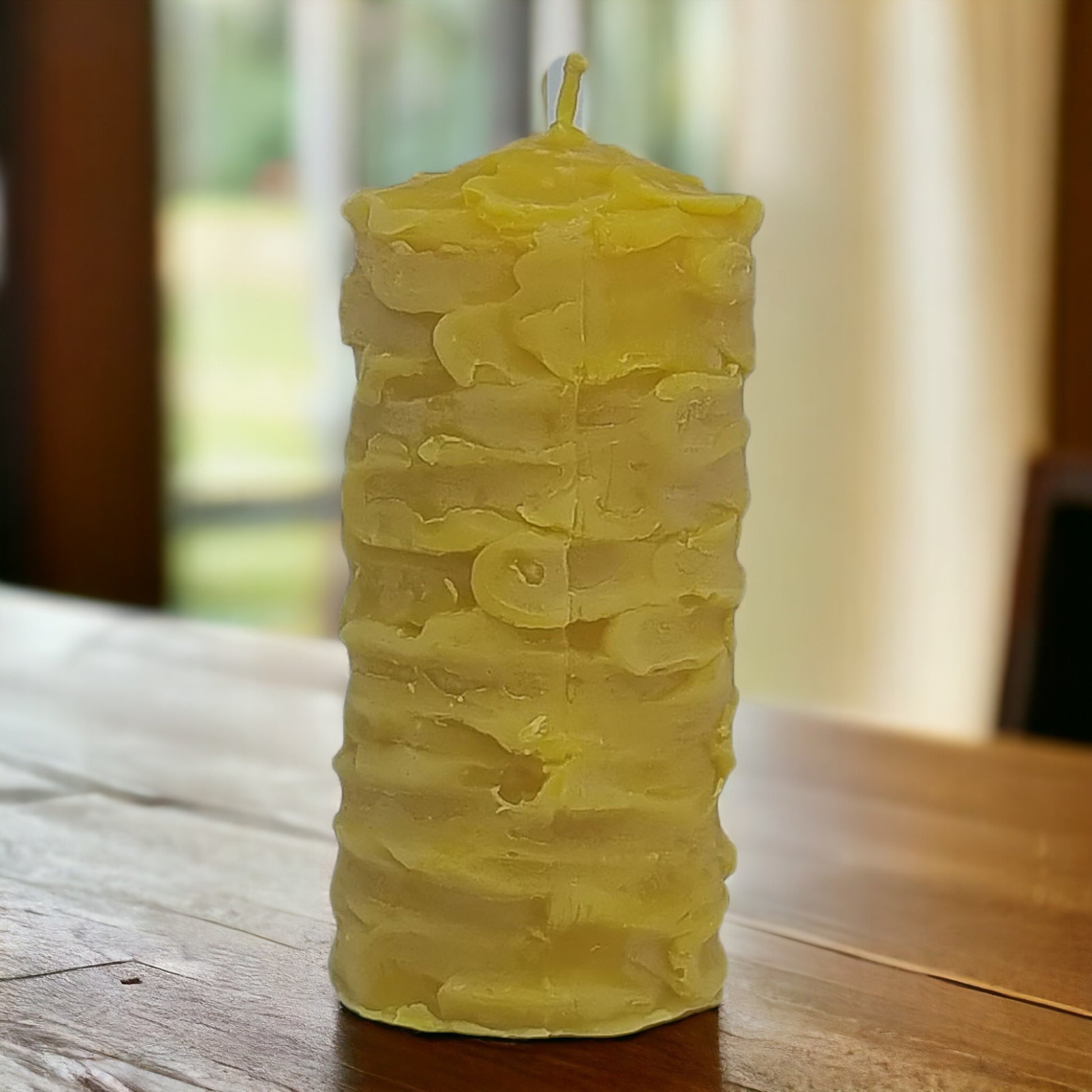 Bienenwachskerze mit Struktur