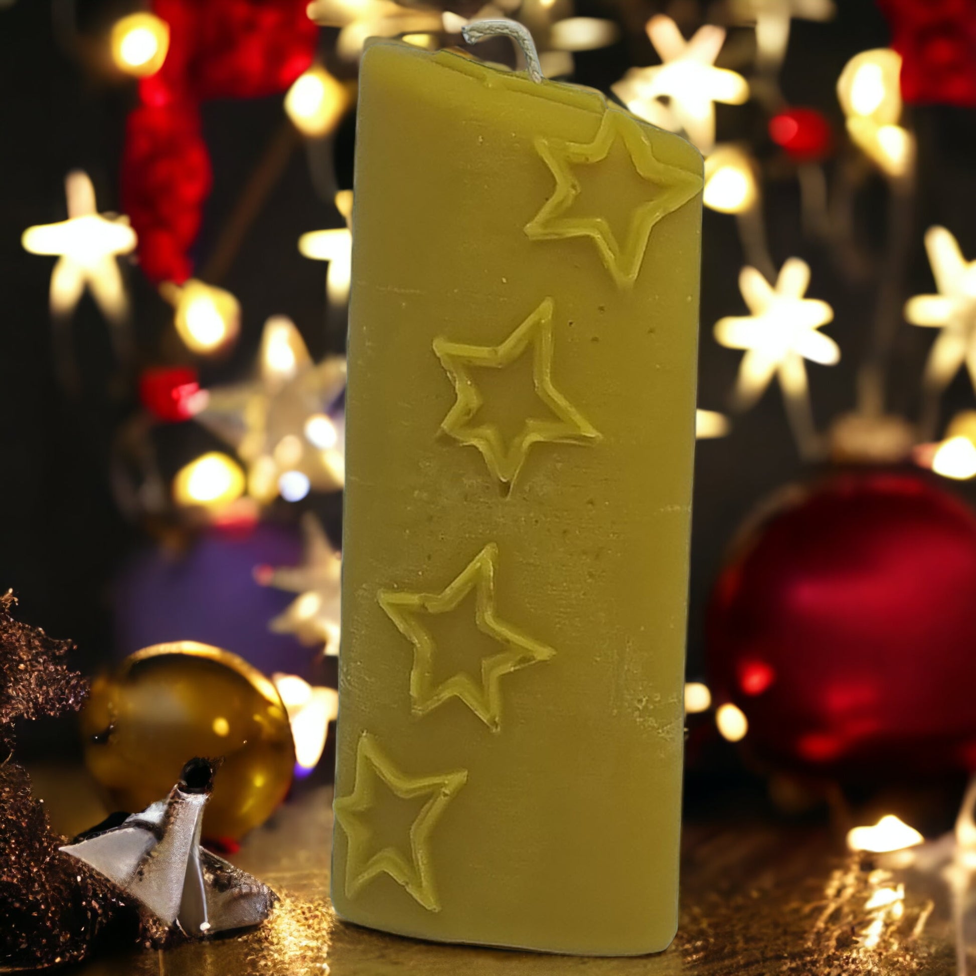 Kerze in weihnachtlichem Deko