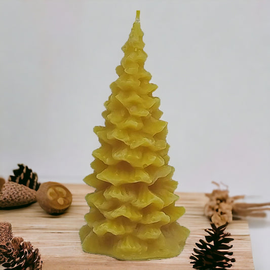 Handgefertigte Bienenwachskerze in Form eines Weihnachtsbaums
