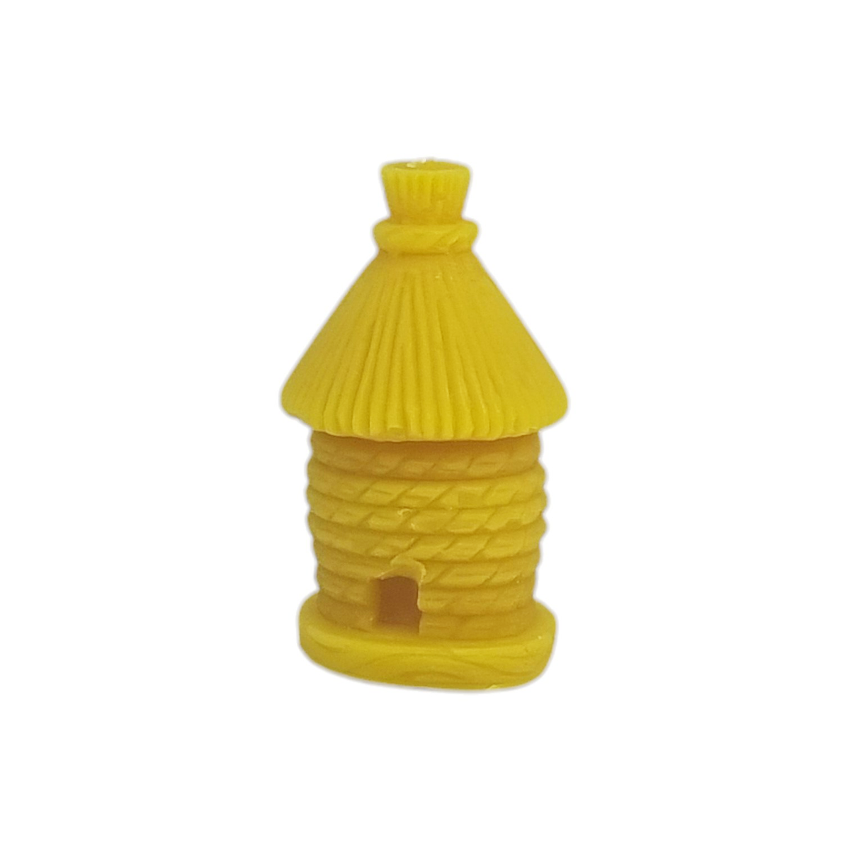 Eine kleine, detailreiche Bienenwachskerze in Form eines traditionellen Bienenstocks (Bienenkorb) mit Strohdach und einem kleinen Eingang unten vor weißem Hintergrund.