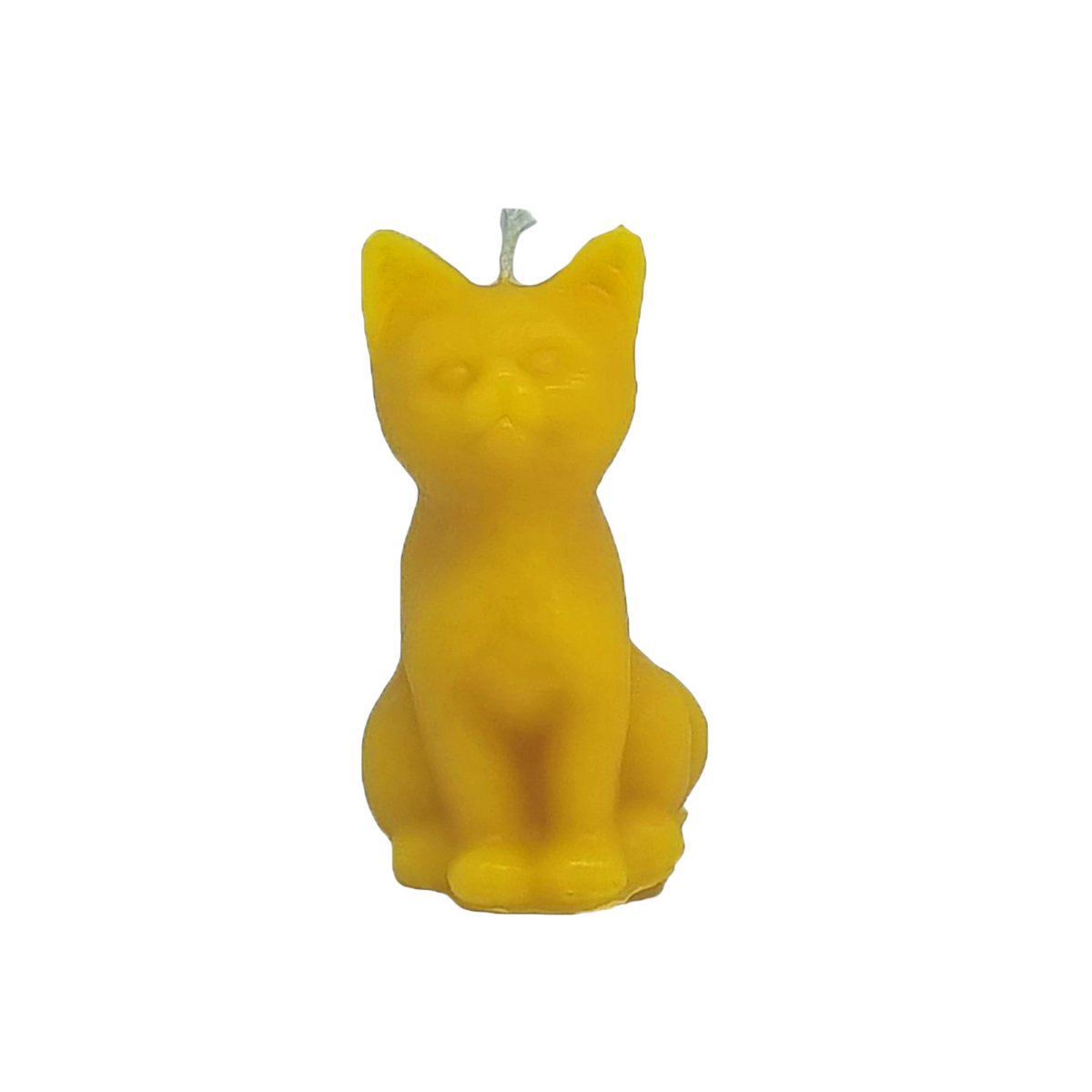 Eine detailreiche Motivkerze aus gelbem Bienenwachs in Form einer sitzenden Katze mit spitzem Kopf und Ohren sowie einem Docht oben, vor weißem Hintergrund.