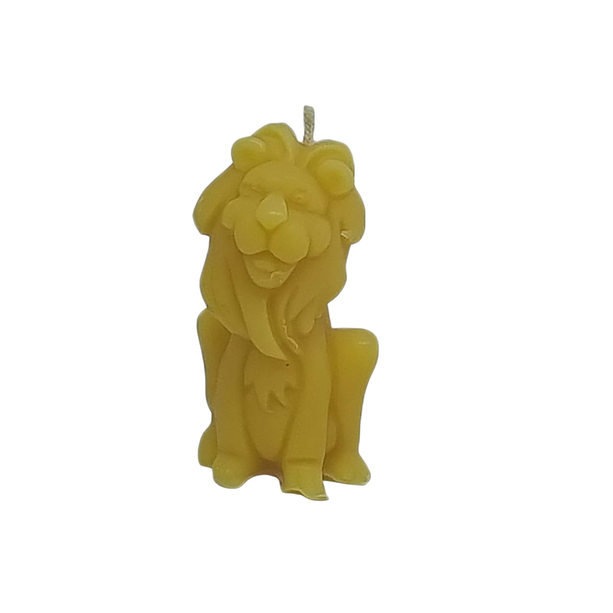 Eine detailreiche Motivkerze aus gelbem Bienenwachs in Form eines sitzenden Löwen mit prächtiger Mähne und einem Docht oben, vor weißem Hintergrund.