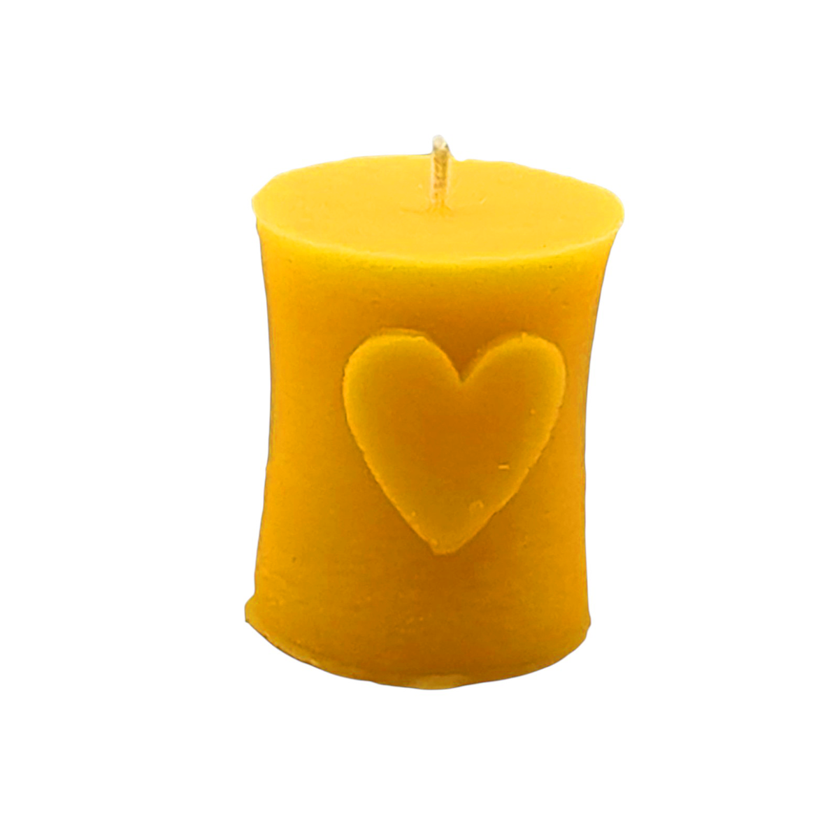 Eine kleine, leicht bauchige Stumpenkerze aus gelbem Bienenwachs mit einem erhabenen Herzmotiv auf der Vorderseite und einem Docht oben, vor weißem Hintergrund.