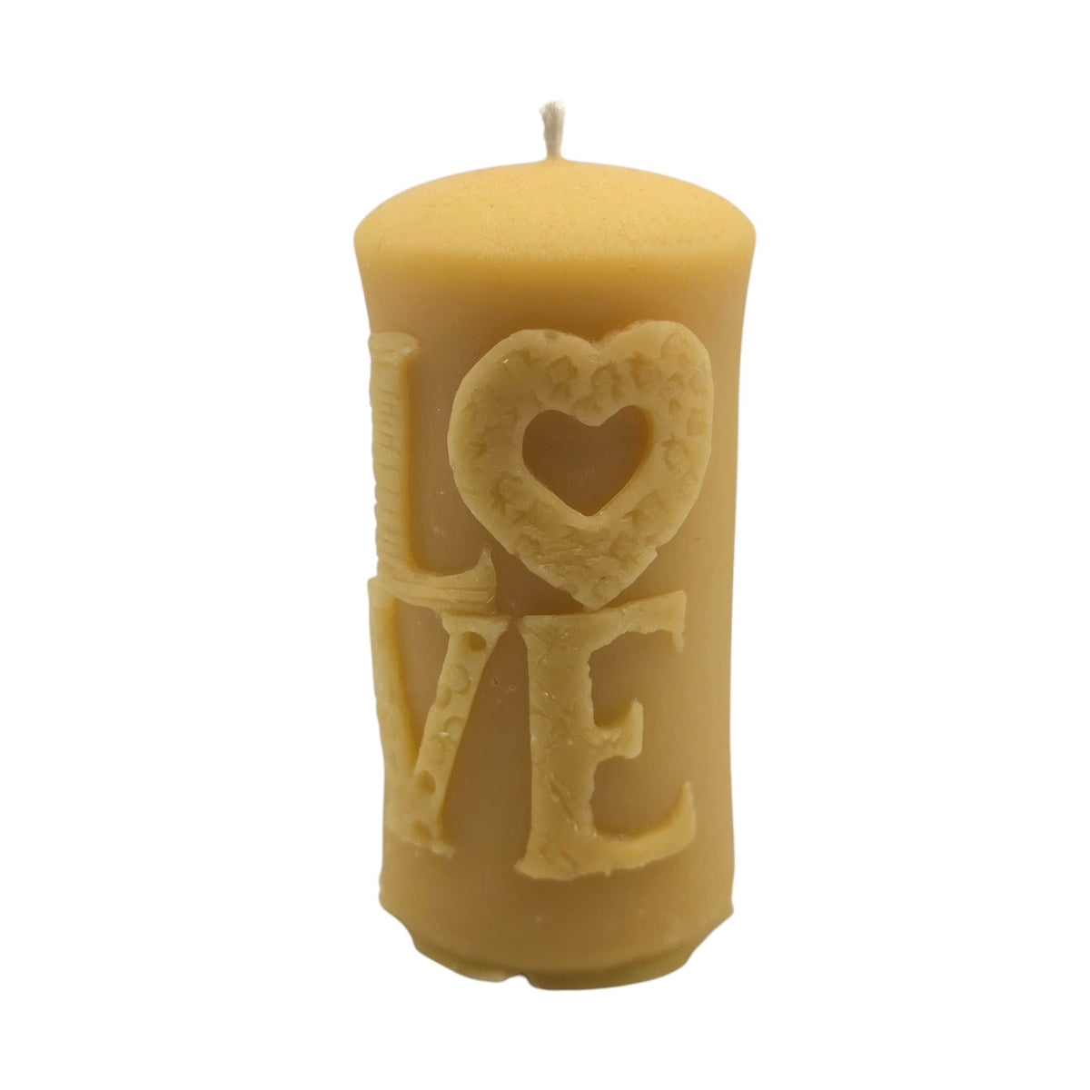 Eine zylindrische Stumpenkerze aus naturfarbenem, hellem Bienenwachs mit dem reliefartigen Schriftzug „LOVE“ auf der Vorderseite, bei dem das „O“ als Herz mit feiner Wabenstruktur gestaltet ist, sowie einem Docht oben