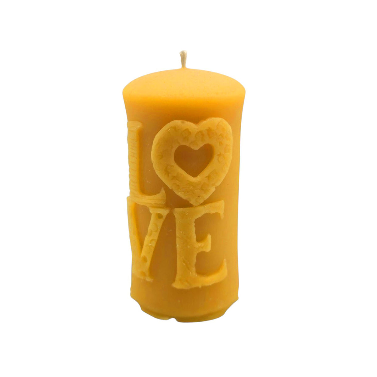 Eine zylindrische Stumpenkerze aus gelbem Bienenwachs mit dem erhabenen, reliefartigen Schriftzug „LOVE“ auf der Vorderseite, bei dem das „O“ als Herz geformt ist, sowie einem Docht oben.